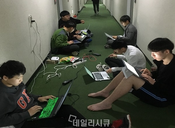▲ 해킹캠프에 참가한 학생들. 캠프 복도에서도 열심히 문제풀이를 하고 있다.