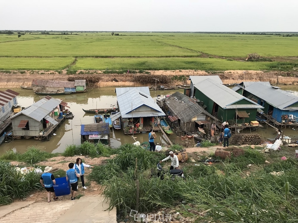▲ 캄보디아 시엠립  수상가옥이 밀집된 지역에 태양광 전구시설을 설치하기 위해 준비하고 있는 NSHC 직원들.