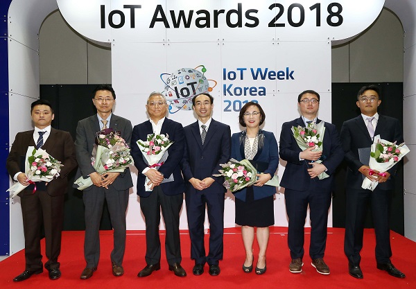 ▲ 사물인터넷 진흥주간 ‘2018 IoT Awards’에서 과학기술정보통신부 표창을 받은 에어릭스 김군호 대표(왼쪽에서 세번째)가 수상자들과 기념 사진을 촬영하고 있다.