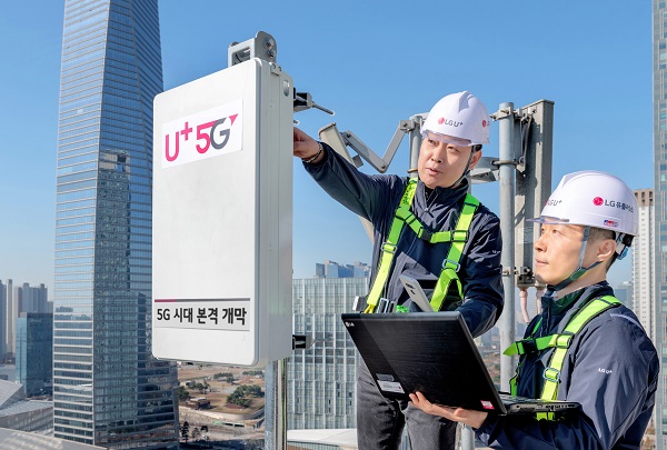 ▲ LG유플러스 직원들이 5G 전파 발사에 앞서 인천 송도에 구축된 5G 기지국을 최종 점검하고 있는 모습.