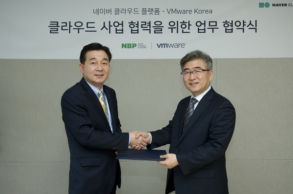 ▲ 15일, NBP 김태창 본부장(왼쪽)과 VMware Korea 전인호 사장이 클라우드 사업 협력을 위한 업무협약 체결 후 악수를 나누고 있다.