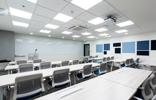 서울 강남구 메가존클라우드 본사 2층에 마련된 클라우드 클래스의 강의실 모습. 클라우드 클래스는 국내 최대 클라우드 컴퓨팅 전문 교육장으로, 최대 80명의 학생들이 동시에 교육을 받을 수 있다.