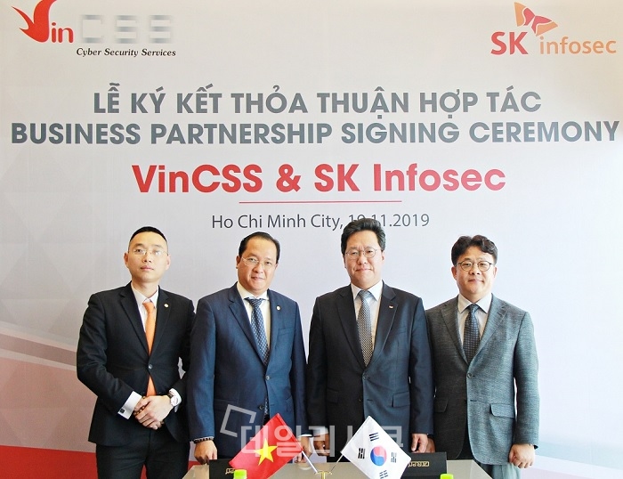 지난 19일 빈그룹 랜드마크 81 타워에서 이용환 SK인포섹 대표이사(중앙 오른쪽), 트락 빈CSS 대표이사(중앙 왼쪽)가 정보보호 사업 협력을 위한 파트너십 계약을 체결했다.