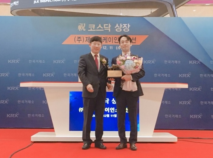 (왼쪽부터) 정운수 한국거래소 부이사장과 김동민 제이엘케이인스펙션 대표이사가 코스닥 상장 후 기념촬영을 하고 있다.