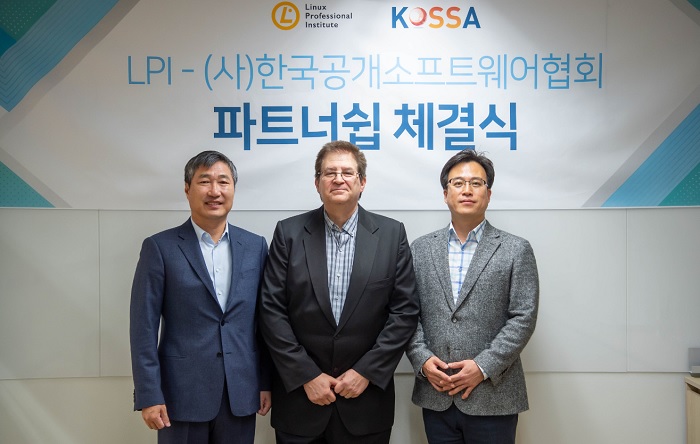(왼쪽에서부터) OSBC 김택완 대표, LPI 에반 레이보비치 커뮤니티 개발이사, KOSSA 심호성 부회장