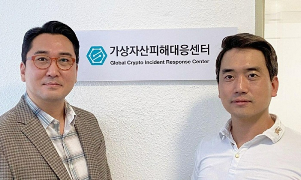 웁살라시큐리티 구민우 한국지사장(왼쪽)과 패트릭 김 대표(오른쪽)가 글로벌 가상자산 피해 대응 센터CIRC(Crypto Incident Response Centre)의 출범식을 가졌다. (사진 제공- 웁살라시큐리티)