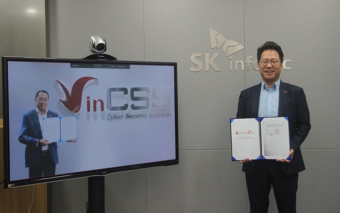 SK인포섹 이용환 대표이사와 베트남 VinCSS 트락 대표이사가 6일 원격 화상회의시스템으로 시큐디움 보안 관제 플랫폼 구축 계약을 체결했다.