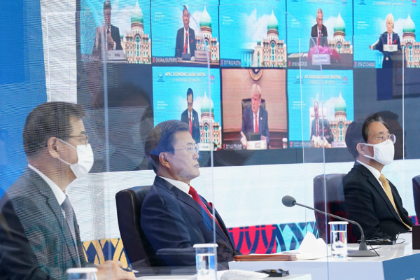 문재인 대통령은 20일 세계 최대 지역협력체인 APEC(아시아태평양경제협력체) 정상회의에 참석해 역내 경제협력과 포용성 증진을 위해 세 가지를 제안했다.