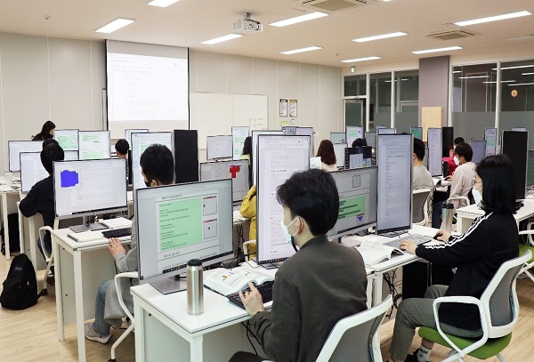 한국폴리텍대학 광주캠퍼스 AI융합학과에 2021년 새로 입학한 신입생들이 파이썬 관련 인공지능 교육을 받고 있다.