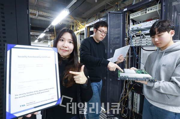 LG유플러스 직원이 한국정보통신기술협회 보안기능확인서를 소개하는 모습(사진 제공-LG유플러스)